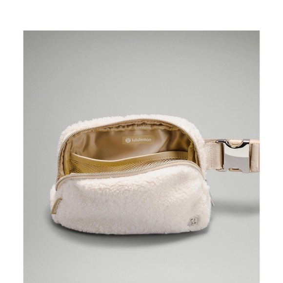 Lululemon Sherpa belt bag sold out - Picture 4 of 6